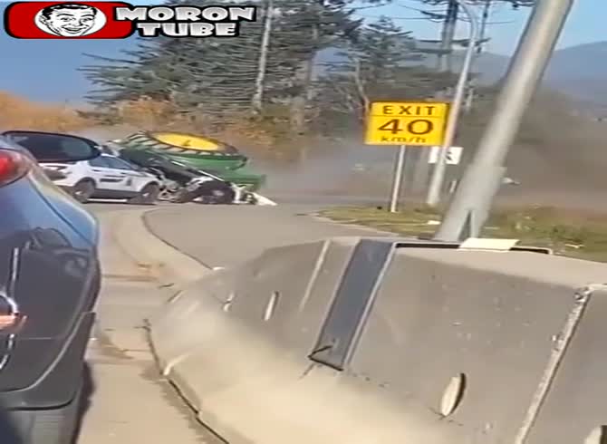 Video :Police car versus tractor
